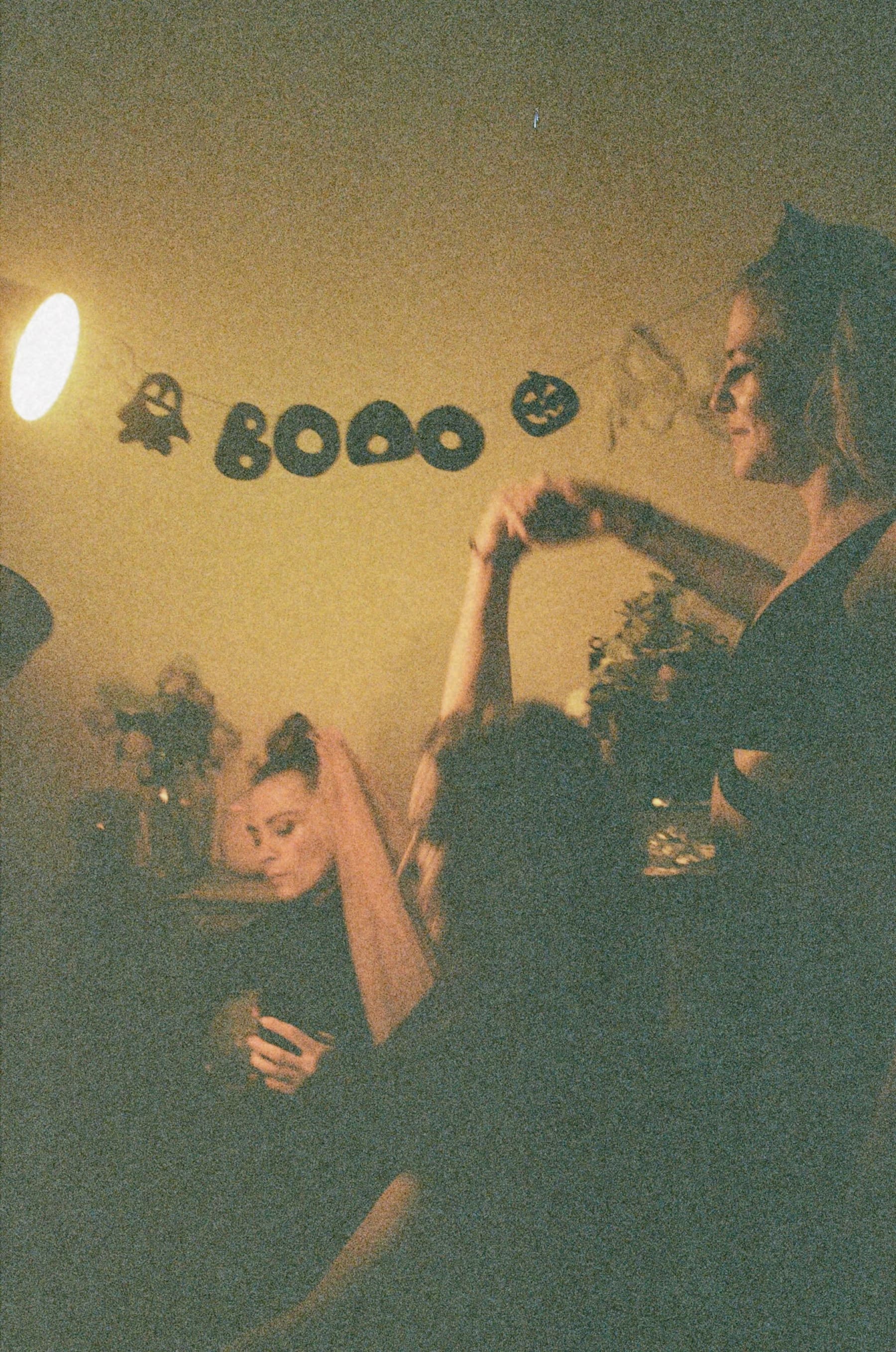 Przyjaciółki bawią się pod halloweenowymi dekoracjami