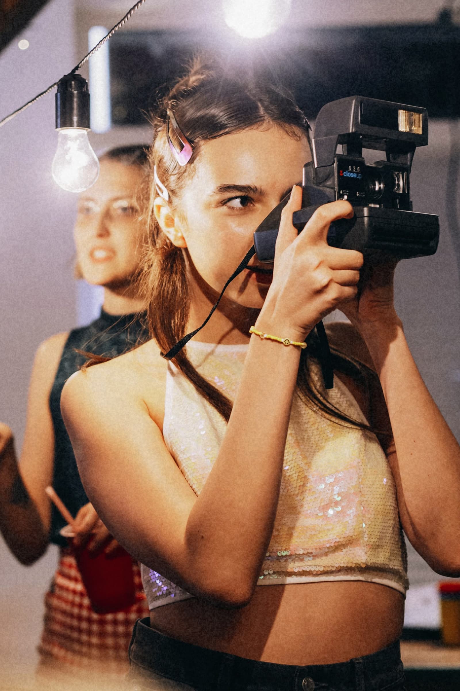 Uczestniczka imprezy fotografuje znajomych aparatem